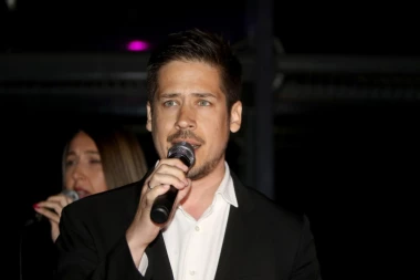 PRVI NASTUP NIKOLE ROKVIĆA NAKON ROĐENJA ĆERKE: Pevač razgalio publiku (VIDEO)