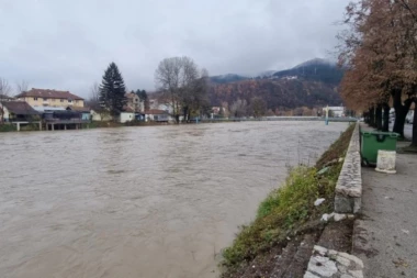 DEVOJČICA SE UTOPILA U LIMU: Porodica zavijena u crno - potresne scene na gradskoj plaži