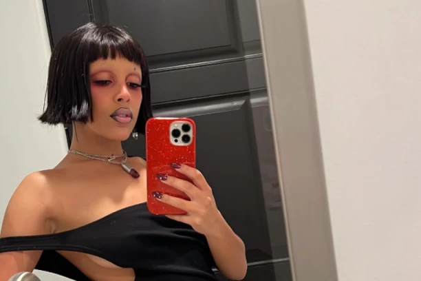 ZALEPILA TREPAVICE PO LICU I TO JE SADA MODERNO? Pevačica pomerila sve GRANICE, nove fotke iz Pariza napravile haos! (FOTO)