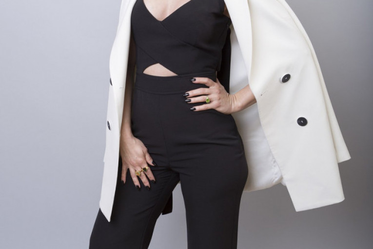 Mena pozira u elegantnom odelu