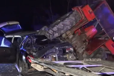 TRAKTOR PAO SA PRIKOLICE "VOLVA" I SMRSKAO DRUGI AUTOMOBIL! Stravične slike sa mesta nesreće kod Kruševca! Jedna osoba poginula, troje povređeno! (FOTO)