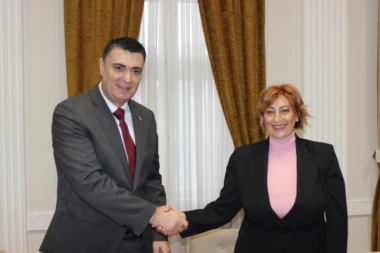 AKCIJA ŽENE SU ZAKON VAŽNA ZA UNAPREĐENJE POLOŽAJA ŽENA: Ministar Basta potpisao Memorandum o razumevanju