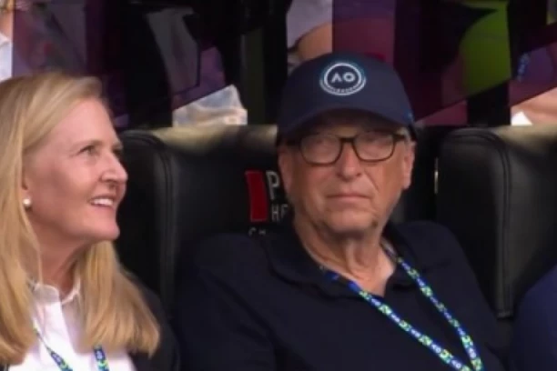 BIL GEJTS NA TRIBINAMA: Slavni milijarder pratio poraz svog sunarodnika od Novaka (FOTO)