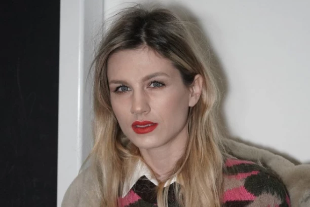 TUGA U PORODICI NEVENE BOŽOVIĆ: Pevačica SLOMLJENA OD BOLA, oprostila se DIRLJIVOM OBJAVOM od voljene osobe! (VIDEO)