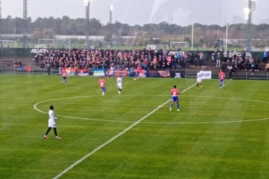 SJAJNA ATMOSFERA U BELEKU: Ruski navijači sa srpskim zastavama bodre Partizan (VIDEO)