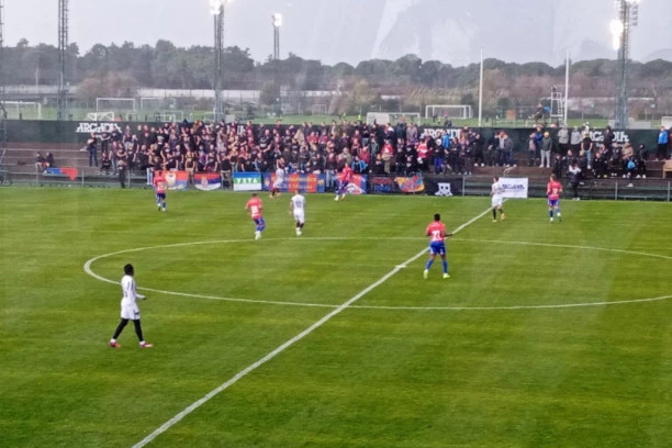 SJAJNA ATMOSFERA U BELEKU: Ruski navijači sa srpskim zastavama bodre Partizan (VIDEO)