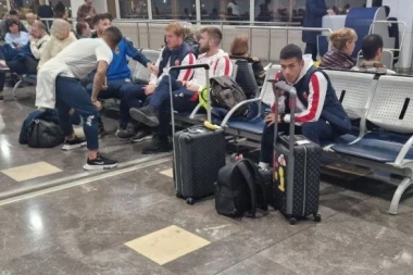 DRAMA U ANTALIJI: Pokvaren AVION, Crvena zvezda ZAGLAVLJENA na aerodromu!