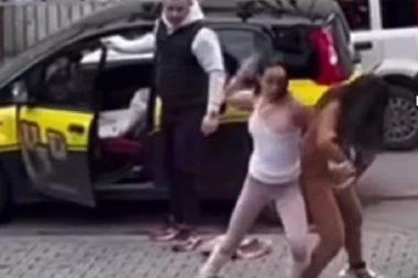 KOMŠIJE PRISUSTVOVALE TUČI SESTARA: Edita i Indi su se makljale pred svima, nije prvi put da se svađaju!