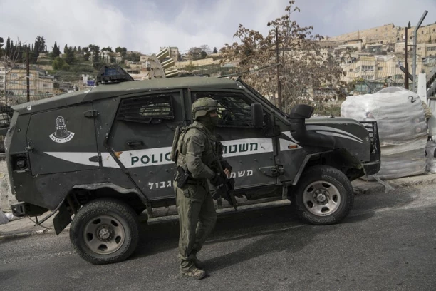 OVO JE ORUŽJE IZ KOG JE MALOLETNIK PUCAO U JERUSALIMU: Povređeni kritično (FOTO)
