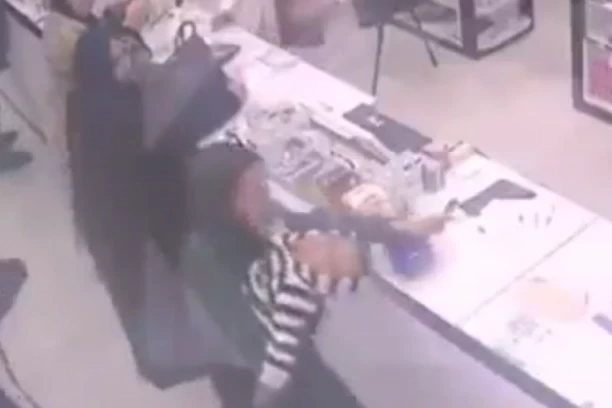 FARMACEUT SPASAO DETE OD SMRTI! Šokantna scena iz apoteke! MALIŠAN SE GUŠIO ŽVAKOM! (VIDEO)