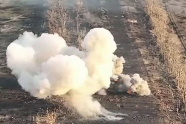 RUSKI TENK NAGAZIO NA MINU U UKRAJINI: Razbijen u paramparčad u jeku žestokih borbi za kontrolu nad ključnim gradom (VIDEO)