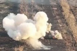 RUSKI TENK NAGAZIO NA MINU U UKRAJINI: Razbijen u paramparčad u jeku žestokih borbi za kontrolu nad ključnim gradom (VIDEO)