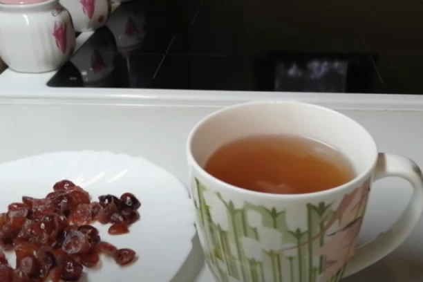 ZABORAVITE NA STANDARDNE ČAJEVE: Ova ČUDNA kombinacija ima da vas USPAVA kao bebu!