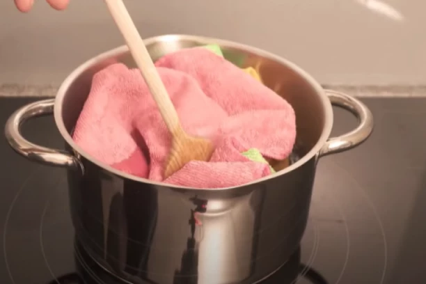 PET MINUTA VAS DELI OD SAVRŠENO ČISTIH KRPA: Neverovatan TRIK - ovako će uvek biti bez mrlja!