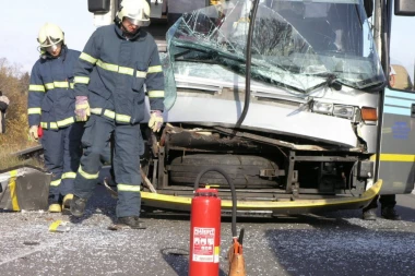 STRAVIČAN SUDAR KAMIONA I AUTOBUSA: Poginula 31 osoba!
