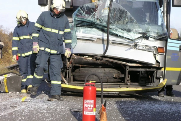 STRAVIČNA NESREĆA! Autibus sleteo s puta, najmanje 16 osoba poginulo!