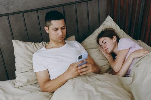 61 MUŠKARAC JE ZBOG OVOGA PREVARIO SUPRUGU, A KORISTE OVA DVA TRIKA DA NIKADA NE SAZNATE: Imaju dva pravila koja strogo poštuju