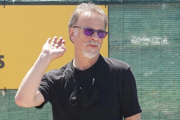 LAUŠEVIĆ NIJE AUTOR PESME POSVEĆENE UBIJENOJ DECI! Glumac podnosi tužbu protiv lica koje se LAŽNO predstavljalo na društvenim mrežama!