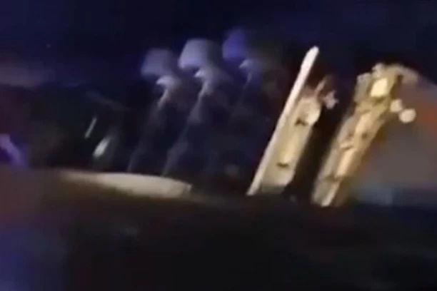 STRAVIČNA SAOBRAĆAJNA NESREĆA KOD ZAJEČARA: Kamion sleteo s puta i prevrnuo se u jarak - vozača iz smrskane kabine izvlačili vatrogasci (VIDEO)