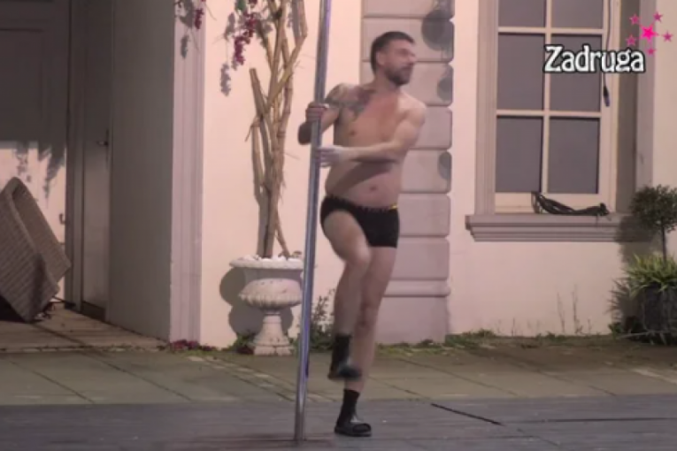 Mikica Bojanić igra striptiz