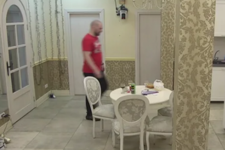 Zvezdan Slavnić razbio prozor u Zadruzi