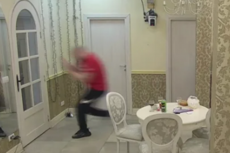 Zvezdan Slavnić razbio prozor u Zadruzi