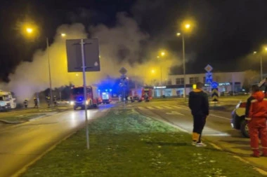 STRAVIČNA SAOBRAĆAJKA U NOVOM SADU: Stradalo DVOJE ljudi, pri udaru se čule eksplozije (VIDEO)