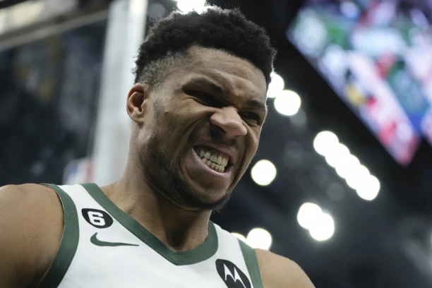 JANISOVA BRUTALNA PARTIJA: Kad nema Srba, grčka zver DOMINIRA! (VIDEO)