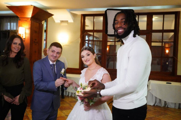 KUM NIJE DUGME! Detalji venčanja koje je "ZAPALILO" Srbiju: Lesor se odlično snašao, ostao je do poslednjeg gosta! (FOTO)