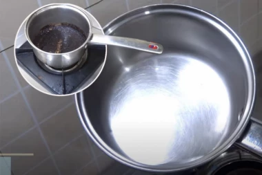 MORATE ZNATI OVAJ TRIK! Dno šerpe biće kao novo – Jedno sredstvo iz KUPATILA sve rešava!