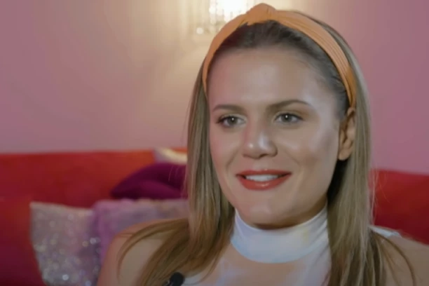 ZBOG GRUDI JE SVI SLIKAJU I PODSMEVAJU SE, A NE ZNAJU DA ZARAĐUJE ČETIRI PUTA VIŠE: Nakon svih operacija izgleda BIZARNO, ljudi su zbog nje napravili HAOS! (FOTO)