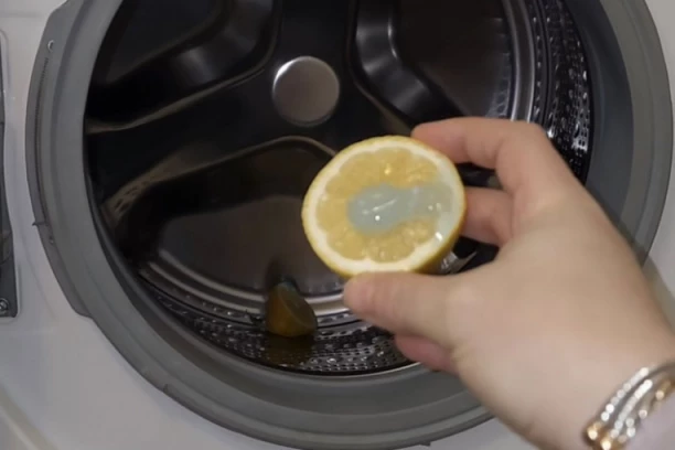 OVA KOMBINACIJA ZA ČIŠĆENJE VEŠ MAŠINE RAZBILA JE SVE PREDRASUDE: Posle dve namirnice radi kao da ste je tek kupili
