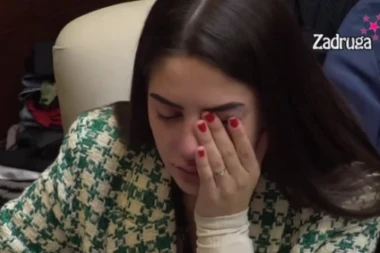 MOLI PORODICU DA JOJ OPROSTI BRUKU: Anđela saznala da su je se roditelje odrekli, pa kukala na sav glas zbog sramote koju im je priredila! (VIDEO)