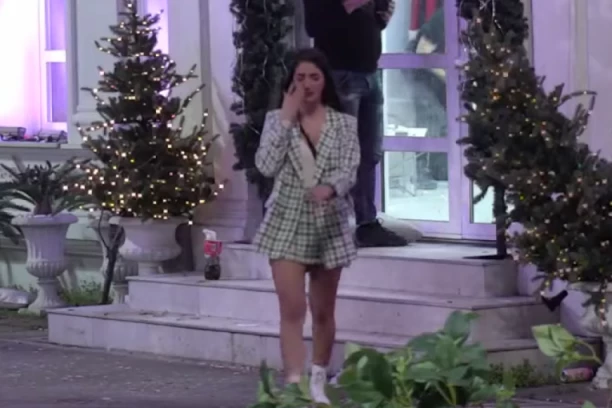 "BAR TE JE NAUČIO DA SKAKUĆEŠ" Ana brutalno ponizila Anđelu pred zadrugarima, ona od sramote NAPUSTILA Belu kuću u suzama! (VIDEO)