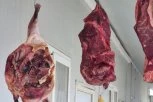MESO UGINULIH ŽIVOTINJA MOŽE I DA VAS UBIJE! Oglasila se doktorka posle vesti da su dvojica Subotičana ljudima prodavali meso sa stočnog groblja!