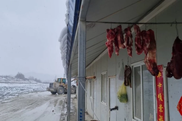 BRAĆA KINEZI POPRIMILI SRPSKI MENTALITET: Meso sušili na dragačevskom mrazu, meštani se oduševili kad su ugledali OVO! (FOTO)