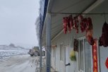 BRAĆA KINEZI POPRIMILI SRPSKI MENTALITET: Meso sušili na dragačevskom mrazu, meštani se oduševili kad su ugledali OVO! (FOTO)