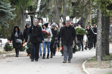 POTRESNE SCENE NA BEŽANIJSKOM GROBLJU! Dvostruki ubica sahranjen, otac se slomio pored kovčega: Gorane, pozdravi mi Peđu! (FOTO)