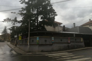 PRVE FOTOGRAFIJE IZ RAKOVICE: U dvorištu kuće pronađeni tragovi gelera, muškarcu (44) upućivane pretnje