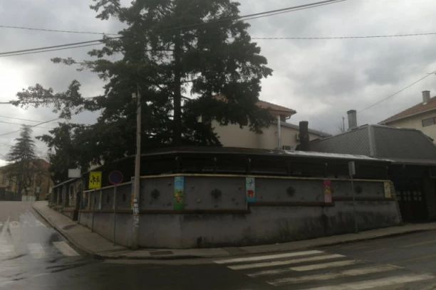 PRVE FOTOGRAFIJE IZ RAKOVICE: U dvorištu kuće pronađeni tragovi gelera, muškarcu (44) upućivane pretnje