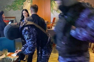 HAPSILI IH NA DETETOVE OČI, DRŽALI IH NA ZEMLJI SAT VREMENA:  Paru u Rusiji stavili lisice na ruke zbog ANTIRATNIH opaski!