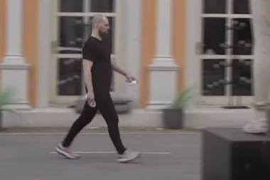 PSIHO! Slavnić ŠPIJUNIRA zadrugare dok spavaju, šeta se po imanju i POSMATRA, JEZIVI kadrovi! (FOTO)