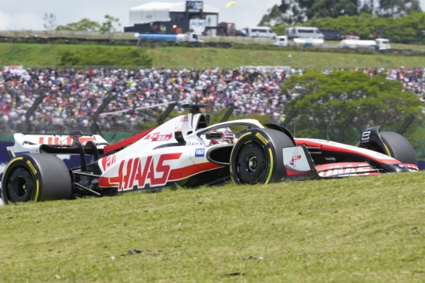 HAS PREDSTAVIO BOLID ZA NAREDNU SEZONU F1: Crno-bela mašina sa crvenim detaljima (FOTO)