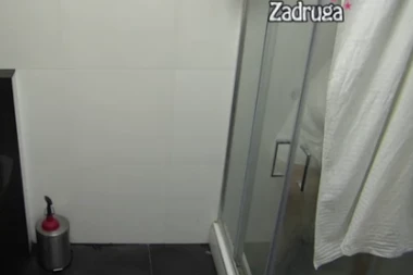 LEZBO AKCIJA TRESLA TUŠ KABINU! Matora i Anita u žestokoj akciji, LIZALE se i TRLJALE, pokazale svoje umeće! (VIDEO)