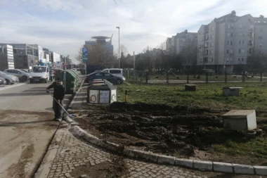 SNIMAK SA MESTA GDE JE KAMION "PROPAO" NA TERETANU: U trenutku dok se okretao sa njega spao kontejner! (FOTO/VIDEO)