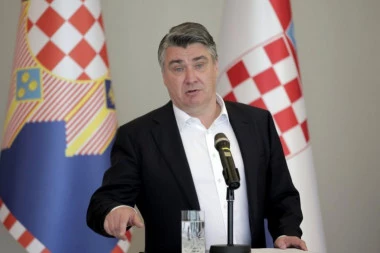"NAŽALOST, NAJVEĆI KLOŠAR" Kamere uhvatile razgovor Zorana Milanovića i ministra odbrane, NEKOG SU GADNO OGOVARALI
