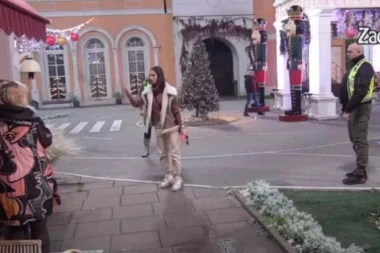 ANĐELA DOTAKLA MORALNO DNO! Potpuni slom ljubavnice, ne može ni obezbeđenje da je zaustavi (VIDEO)