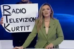 HAOS U ALBANSKOM DNEVNIKU - PROGRAM ODMAH PREKINUT: Iza voditeljke osvanuo tranparent sa tri reči, ovo je čak jasno i Aljbinu Kurtiju (VIDEO)