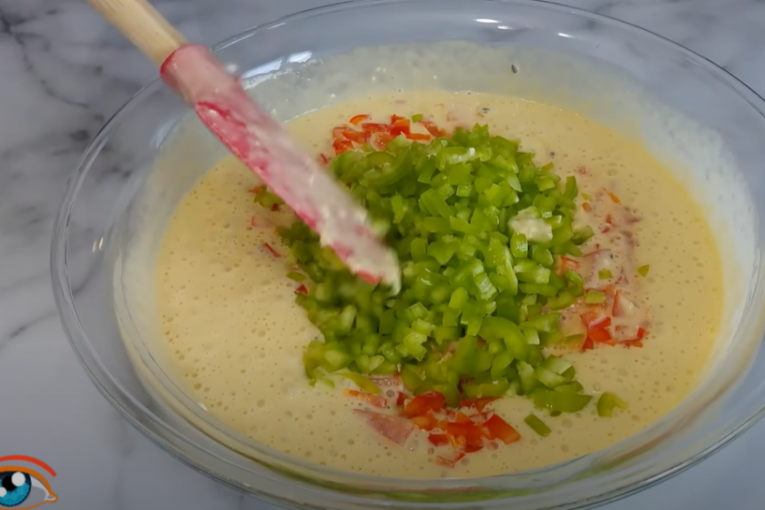 Dodavanje naseckanog povrća u smesu