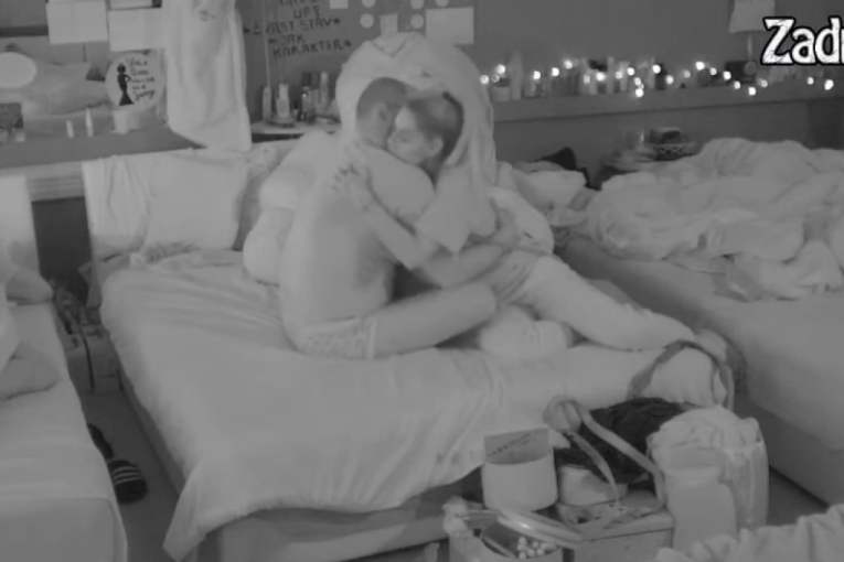 Zvezdan Slavnić i Ana Ćurčić razmenjuju nežnosti na krevetu Zadruga 6